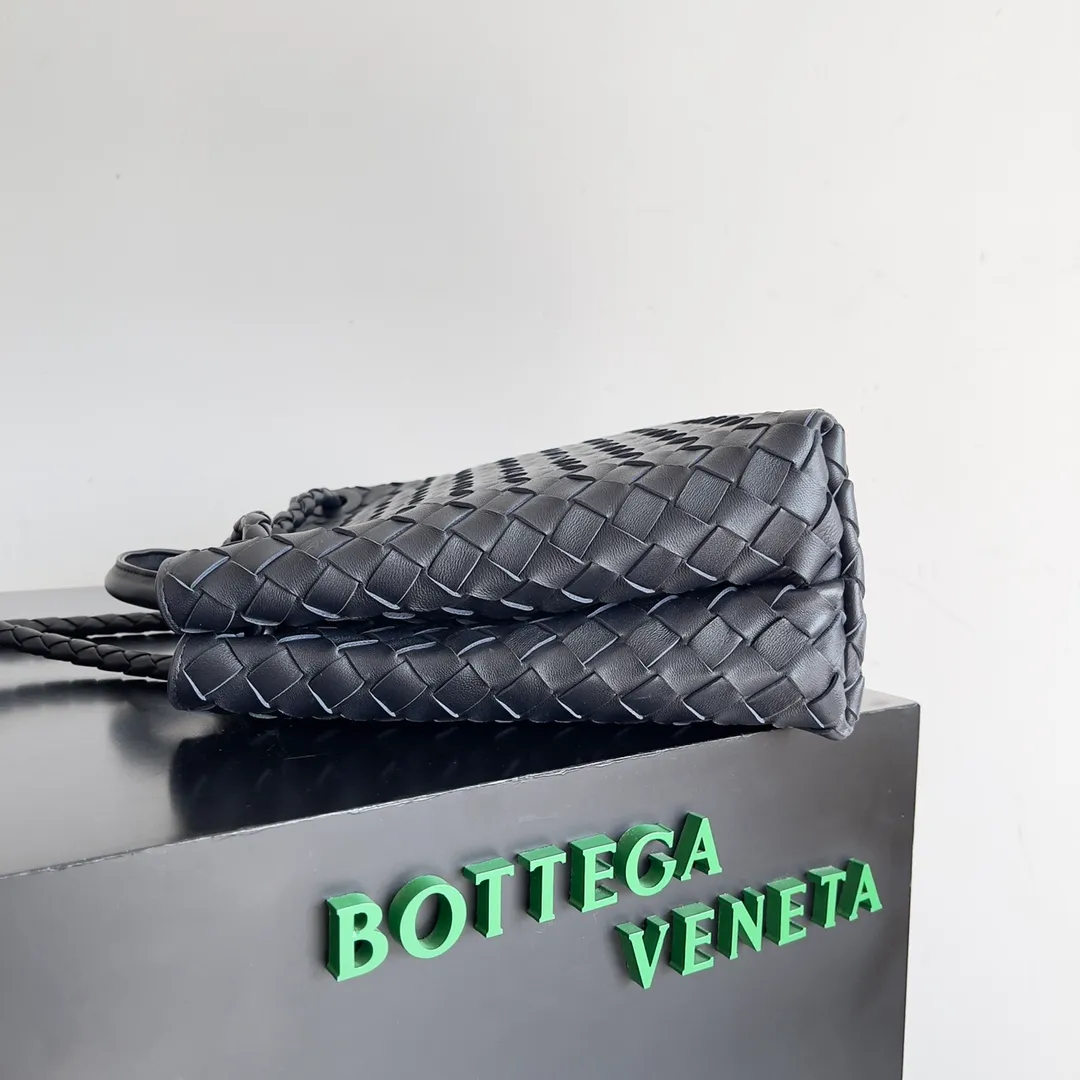 The 2023 new Andiamo batch of 2260 BV has been shipped‼ ️Really popular🔥The new Andiamo woven handbag launched by Bottega Veneta this season is really popular all over the world! ! Celebrities at home and abroad have worn it, and Oscar-winning actress Michelle Yeoh has taken it out on the street. Song Jia, Trai Yara, Yu Feihong, Sanji Ayaka, Rosie Hunting-Whiteley, Yoshioka Riho, etc. have all picked up this bag. It is classic and versatile, showing off its temperament, and the bag capacity is also large, which is very convenient for daily commuting! ! A variety of carrying methods, the shoulder straps can be adjusted by yourself, the original lambskin feels soft and delicate, and the unisex style breaks the gender boundaries and brings a more practical and long-lasting use experience. Andiamo, which has both elegant and casual styles, perfectly interprets the true appearance of "fashionable old money style". Style number: 743572 Size: 32*24*12
